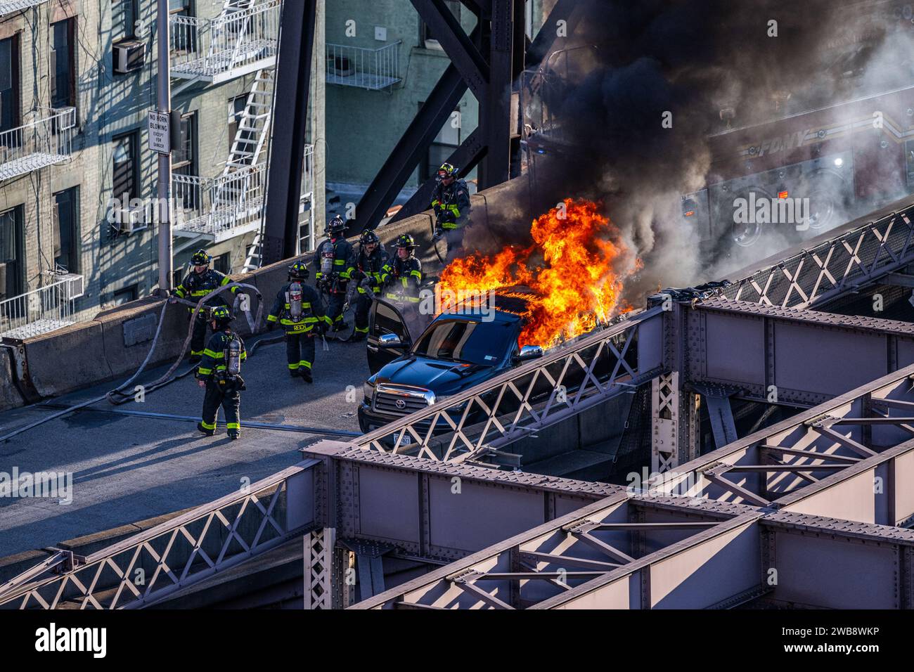 Eine Luftaufnahme der Feuerwehr bei einem Autobrand auf der Queensborough Bridge in New York Stockfoto