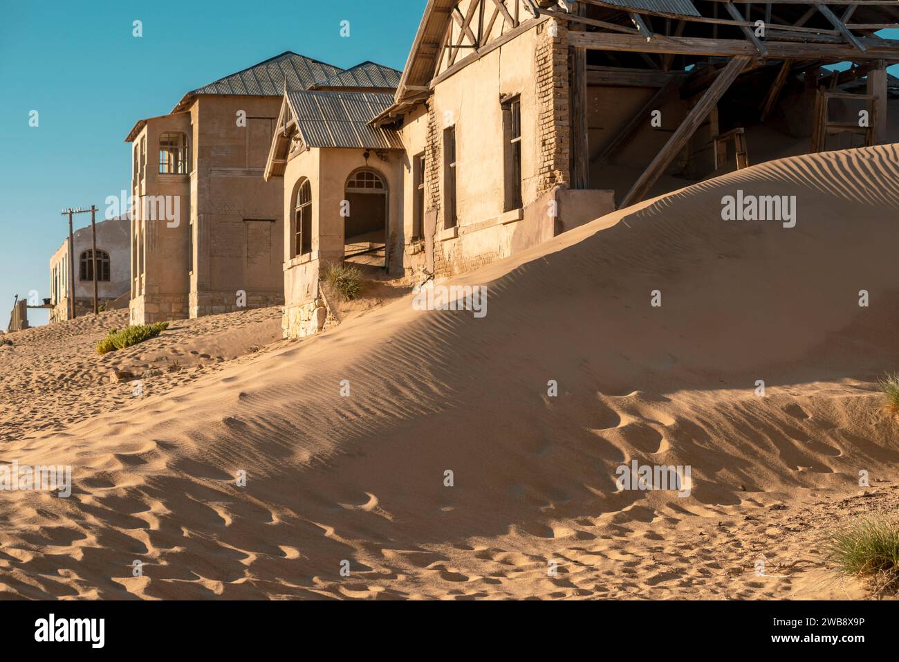 Gebäude Ruinen der verlassenen Stadt Kolmanskop zwischen Sanddünen am Morgen in Namibia Stockfoto