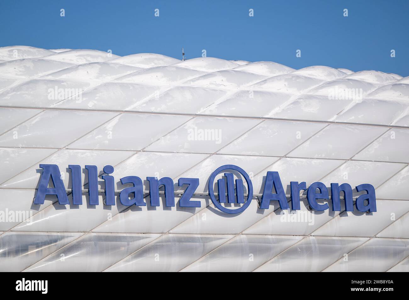 München, Deutschland. Januar 2024. Fußball: Die Allianz Arena, das Stadion des FC Bayern München, fotografiert in München. Franz Beckenbauer starb am Sonntag (07.01.24) im Alter von 78 Jahren. Quelle: Lennart Preiss/dpa/Alamy Live News Stockfoto