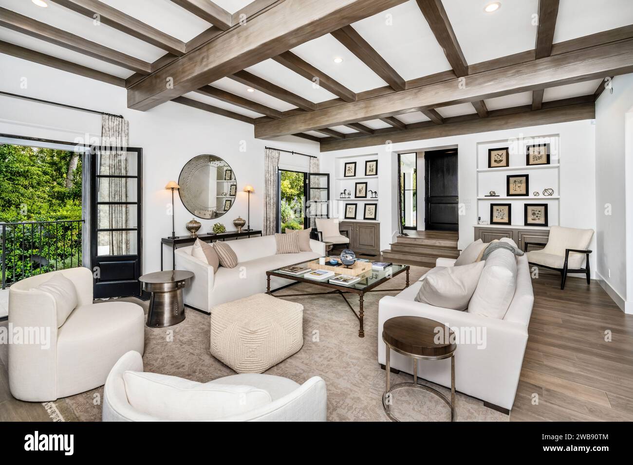 Ein gemütlicher Wohnbereich mit mehreren komfortablen Sofas um einen großen Couchtisch sorgt für eine einladende Atmosphäre Stockfoto