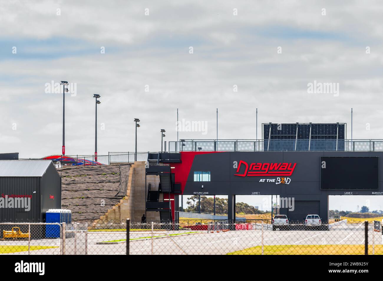 Tailem Bend, Südaustralien - 13. Oktober 2023: Dragway am Eingang zum Bend Motorsport Park mit neuen Schildern an einem Tag Stockfoto