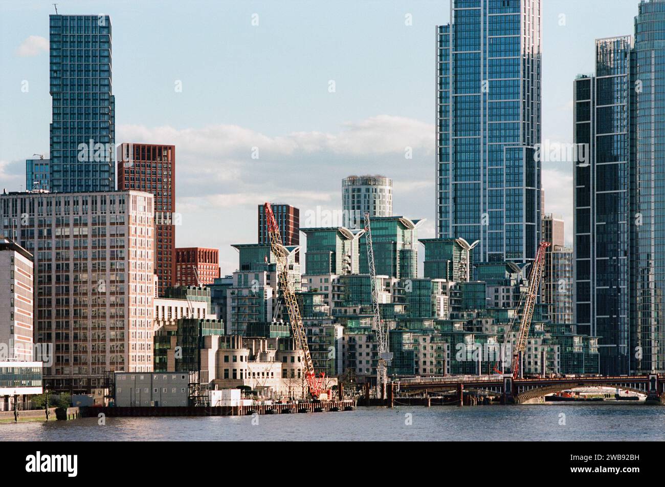 Neue Wohngebäude am Südufer der Themse in Vauxhall, London UK, mit Vauxhall Bridge Stockfoto