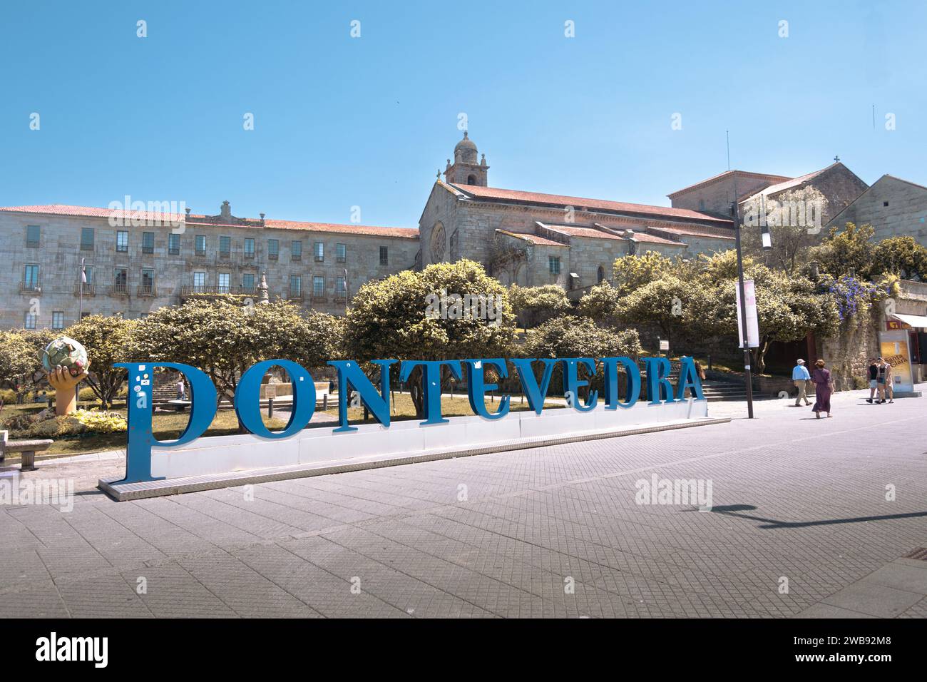 Blaues Pontevedra-Schild. Mit dem Kloster und der Kirche convento e Iglesia de San Francisco Pontevedra im Nordwesten Spaniens. Stockfoto