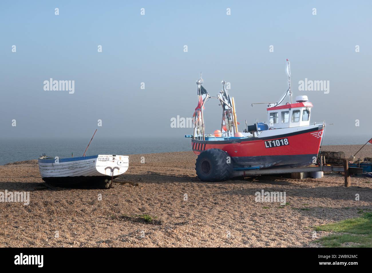 Rotes Fischerboot am Strand Hard in Aldeburgh, Ostküste Englands Stockfoto