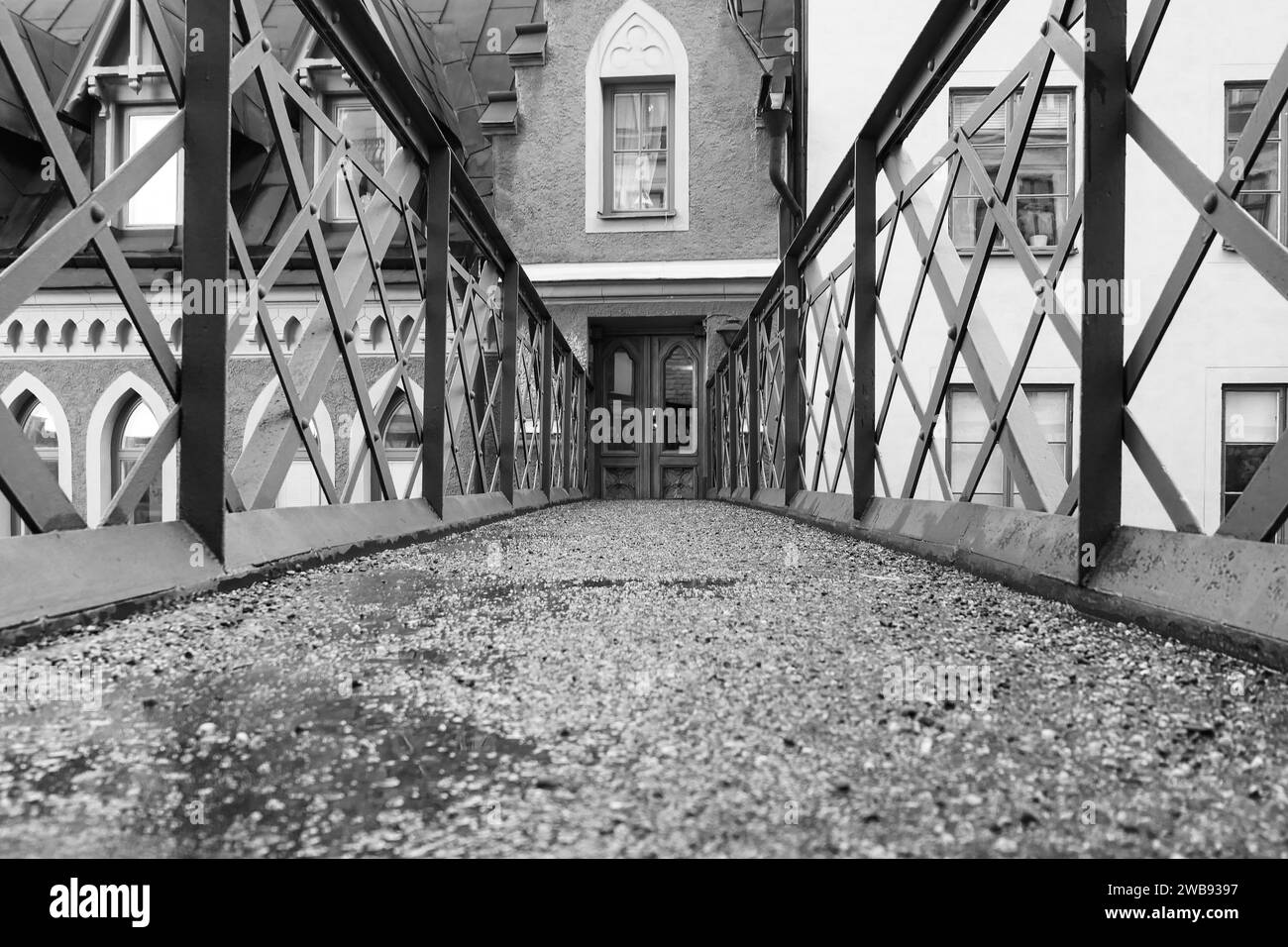 Blick auf eine Fußgängerbrücke, die zum Gebäude führt Stockfoto