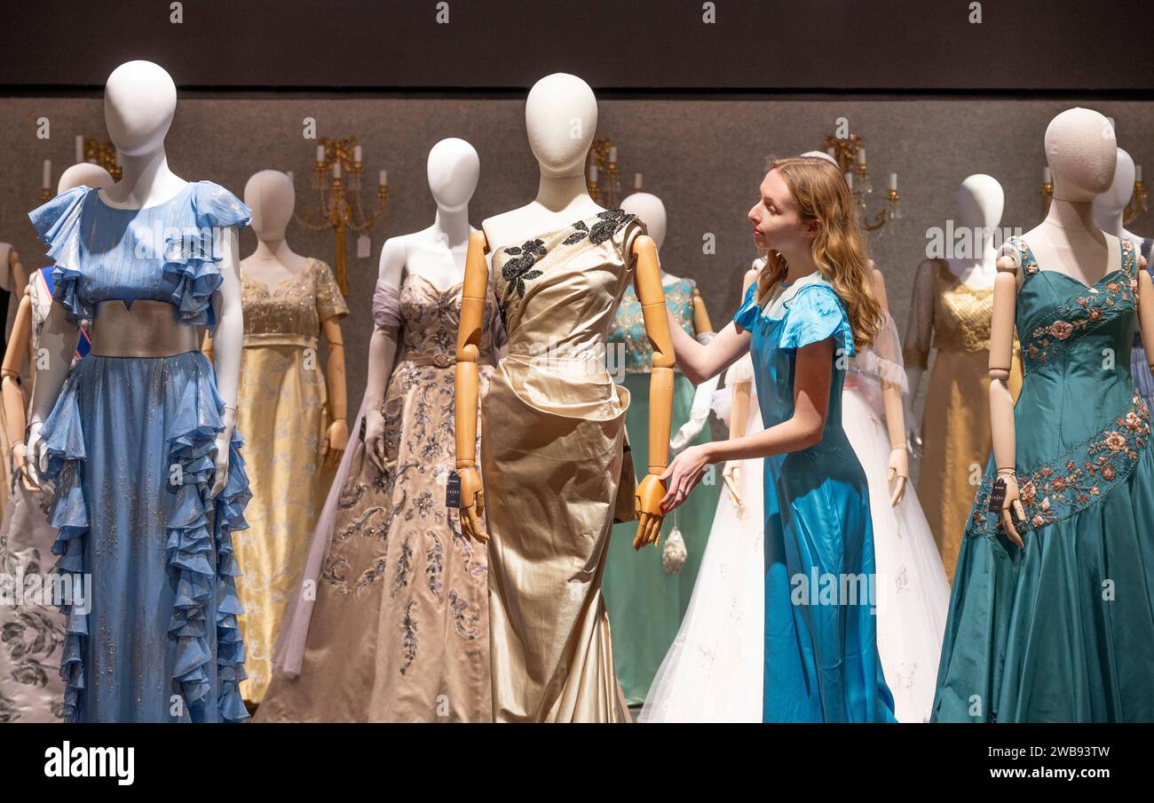 Bonhams, London, Großbritannien. Januar 2024. Erleben Sie die außergewöhnliche Handwerkskunst und Kreativität hinter der Krone mit einer Sonderausstellung der Sets, Kostüme und Requisiten aus den Serien 1–6, die vor zwei Auktionen im Bonhams London im Februar 2024 durch New York, Los Angeles, Paris und London reisten. Die Ausstellung findet vom 11. Januar bis 5. Februar 2024 in London statt. Bild (Mitte): Langes Säulenballkleid, getragen von Lia Williams als Wallis Simpson, Staffel 1 Folge 5. Geschätzte £1500-2000. Quelle: Malcolm Park/Alamy Live News Stockfoto