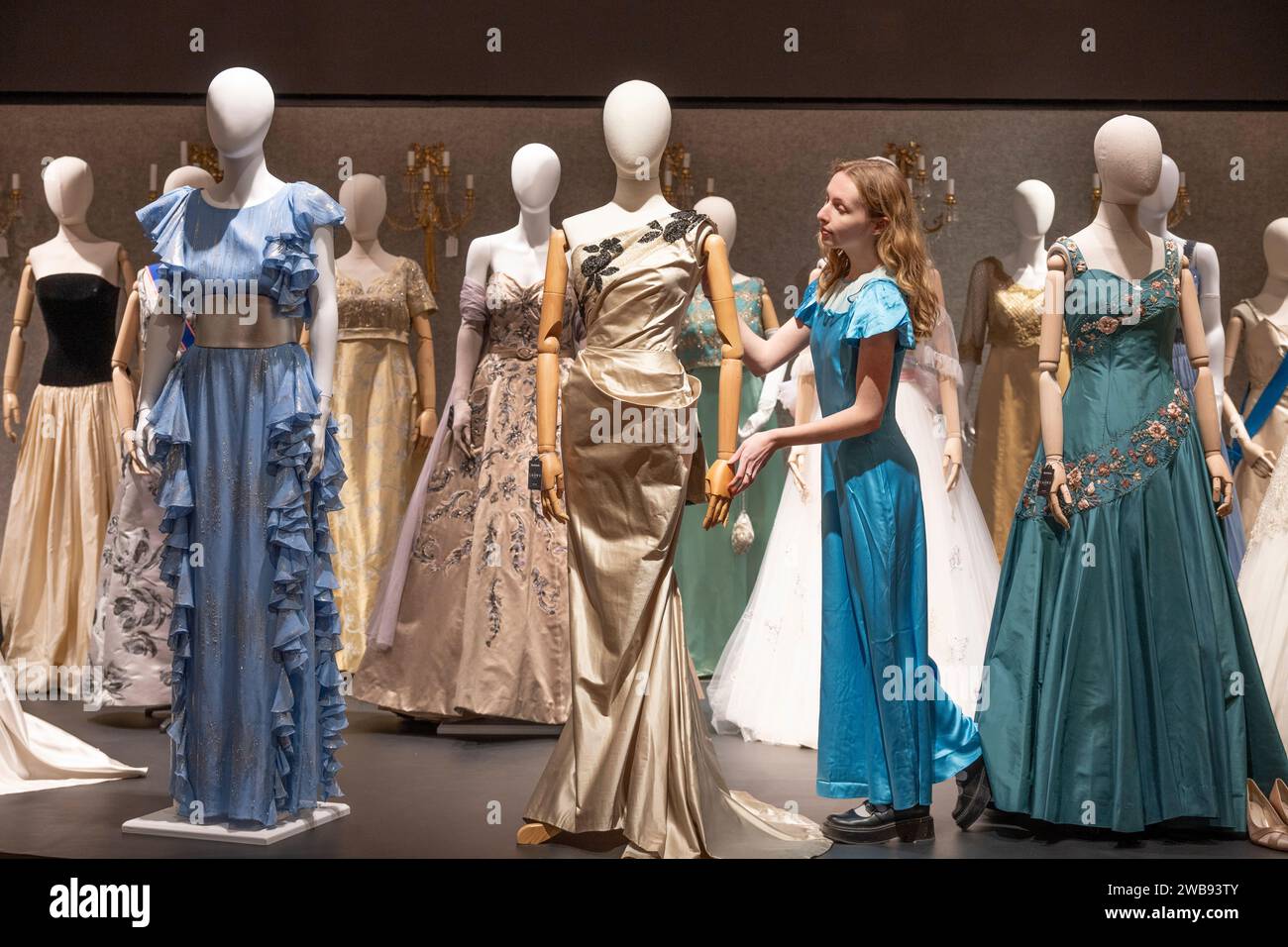 Bonhams, London, Großbritannien. Januar 2024. Erleben Sie die außergewöhnliche Handwerkskunst und Kreativität hinter der Krone mit einer Sonderausstellung der Sets, Kostüme und Requisiten aus den Serien 1–6, die vor zwei Auktionen im Bonhams London im Februar 2024 durch New York, Los Angeles, Paris und London reisten. Die Ausstellung findet vom 11. Januar bis 5. Februar 2024 in London statt. Bild (Mitte): Langes Säulenballkleid, getragen von Lia Williams als Wallis Simpson, Staffel 1 Folge 5. Geschätzte £1500-2000. Quelle: Malcolm Park/Alamy Live News Stockfoto