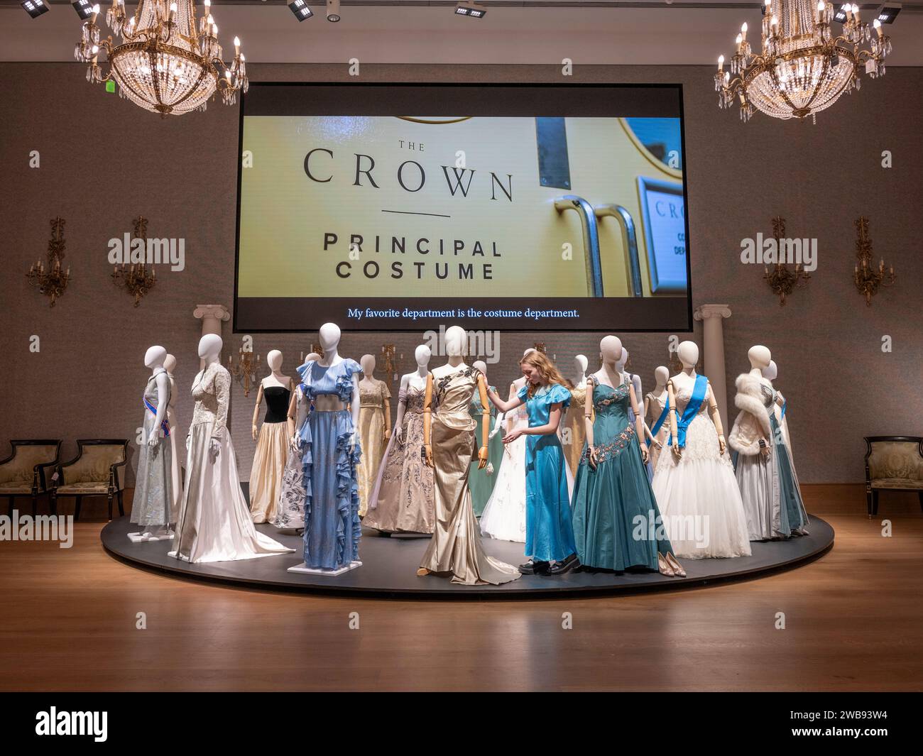 Bonhams, London, Großbritannien. Januar 2024. Erleben Sie die außergewöhnliche Handwerkskunst und Kreativität hinter der Krone mit einer Sonderausstellung der Sets, Kostüme und Requisiten aus den Serien 1–6, die vor zwei Auktionen im Bonhams London im Februar 2024 durch New York, Los Angeles, Paris und London reisten. Die Ausstellung findet vom 11. Januar bis 5. Februar 2024 in London statt. Bild (Mitte): Langes Säulenballkleid, getragen von Lia Williams als Wallis Simpson, Staffel 1 Folge 5. Geschätzte £1500-2000. Quelle: Malcolm Park/Alamy Live News Stockfoto