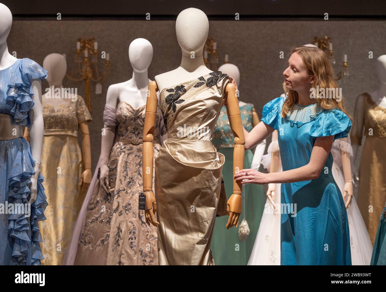 Bonhams, London, Großbritannien. Januar 2024. Erleben Sie die außergewöhnliche Handwerkskunst und Kreativität hinter der Krone mit einer Sonderausstellung der Sets, Kostüme und Requisiten aus den Serien 1–6, die vor zwei Auktionen im Bonhams London im Februar 2024 durch New York, Los Angeles, Paris und London reisten. Die Ausstellung findet vom 11. Januar bis 5. Februar 2024 in London statt. Bild (Mitte): Langes Säulenballkleid, getragen von Lia Williams als Wallis Simpson, Staffel 1 Folge 5. Geschätzte £1500-2000. Quelle: Malcolm Park/Alamy Live News Stockfoto