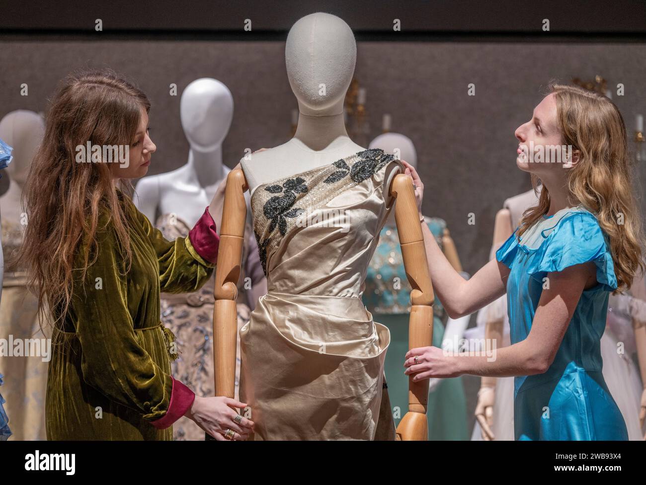 Bonhams, London, Großbritannien. Januar 2024. Erleben Sie die außergewöhnliche Handwerkskunst und Kreativität hinter der Krone mit einer Sonderausstellung der Sets, Kostüme und Requisiten aus den Serien 1–6, die vor zwei Auktionen im Bonhams London im Februar 2024 durch New York, Los Angeles, Paris und London reisten. Die Ausstellung findet vom 11. Januar bis 5. Februar 2024 in London statt. Bild (Mitte): Langes Säulenballkleid, getragen von Lia Williams als Wallis Simpson, Staffel 1 Folge 5. Geschätzte £1500-2000. Quelle: Malcolm Park/Alamy Live News Stockfoto