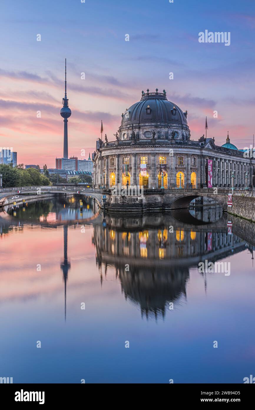 Spree im Zentrum Berlins mit Bodemuseum und Fernsehturm am Morgen. Reflexionen der beleuchteten Gebäude im neobarocken Architekten Stockfoto