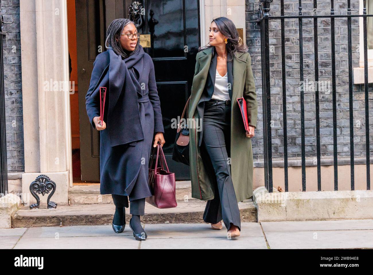 Downing Street, London, Großbritannien. Januar 2024. Kemi Badenoch, Parlamentssekretär für Wirtschaft und Handel und Präsidentin des Handelsministeriums und Ministerin für Frauen und Gleichstellung, und Claire Coutinho, Staatssekretärin für Energiesicherheit und Net Zero, nehmen an der wöchentlichen Kabinettssitzung in der Downing Street 10 Teil. Foto: Amanda Rose/Alamy Live News Stockfoto