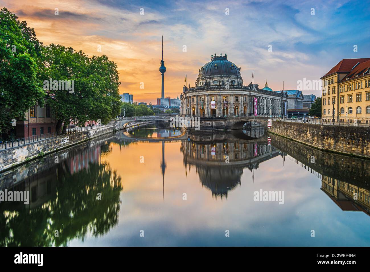 Zentrum von Berlin mit historischen Gebäuden und Fernsehturm. Skyline der Hauptstadt Deutschlands bei Sonnenaufgang im Frühling. Reflexionen über die Wassersurfe Stockfoto