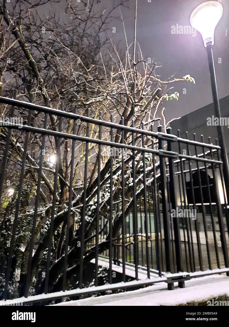 Paris, Frankreich. Januar 2024. Die ersten Schneeflocken fallen am 9. Januar 2024 in Paris und der Region Ile-de-France. Foto: Karim Ait Adjedjou/ABACAPRESS.COM Credit: Abaca Press/Alamy Live News Stockfoto