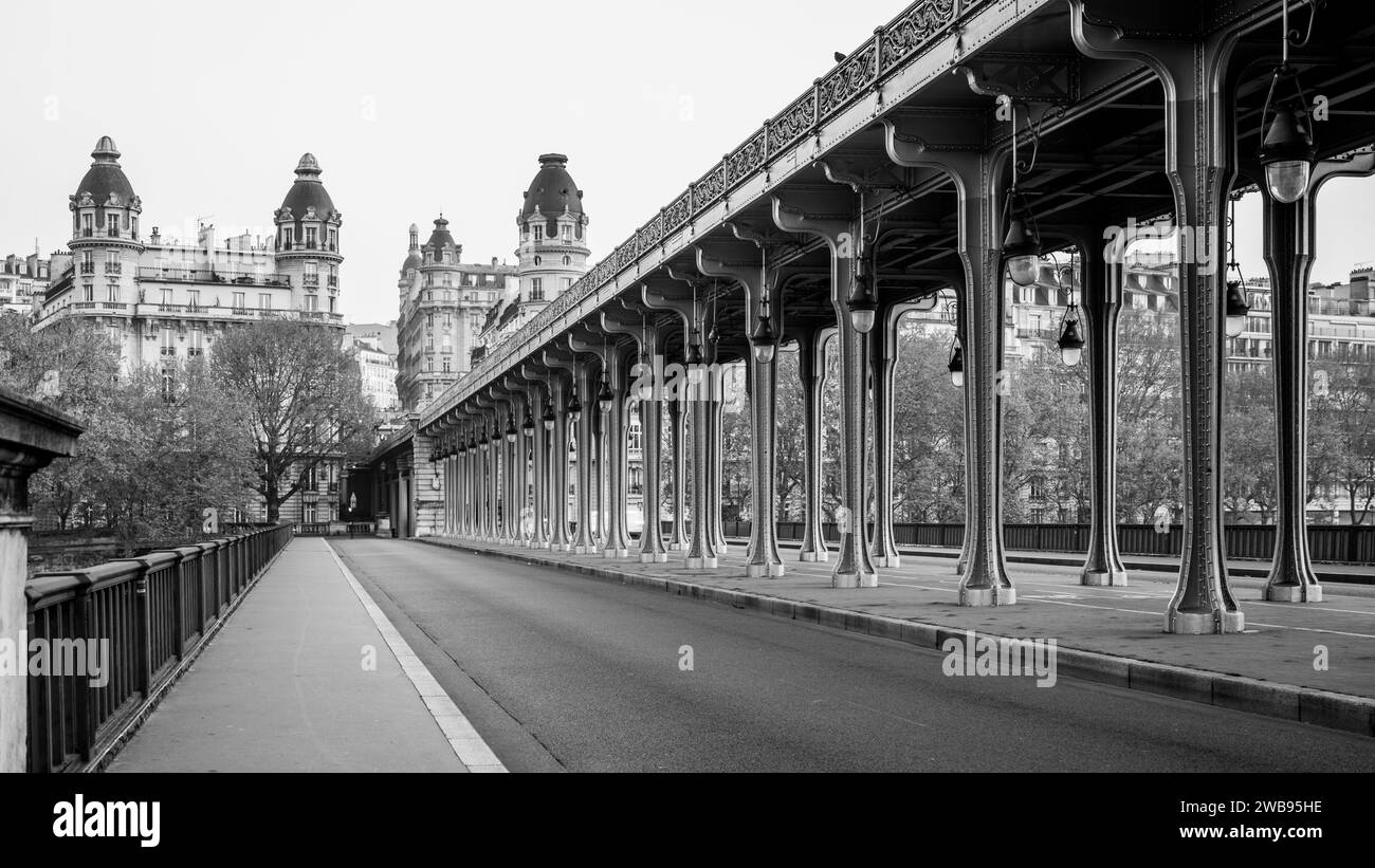 Promenade Jean-Paul Belmondo. Lange Reihe von Metallsäulen der erhöhten U-Bahn. Bir-Hakeim-Brücke in Paris, Frankreich. Schwarzweißbild. Stockfoto