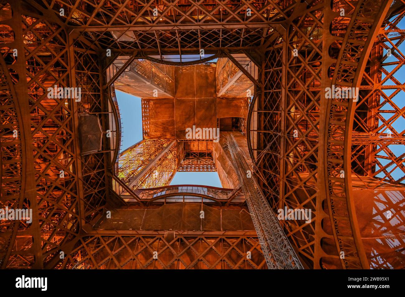 Entdecken Sie das schöne Paris: Foto der Stützbeine des Eiffelturms
