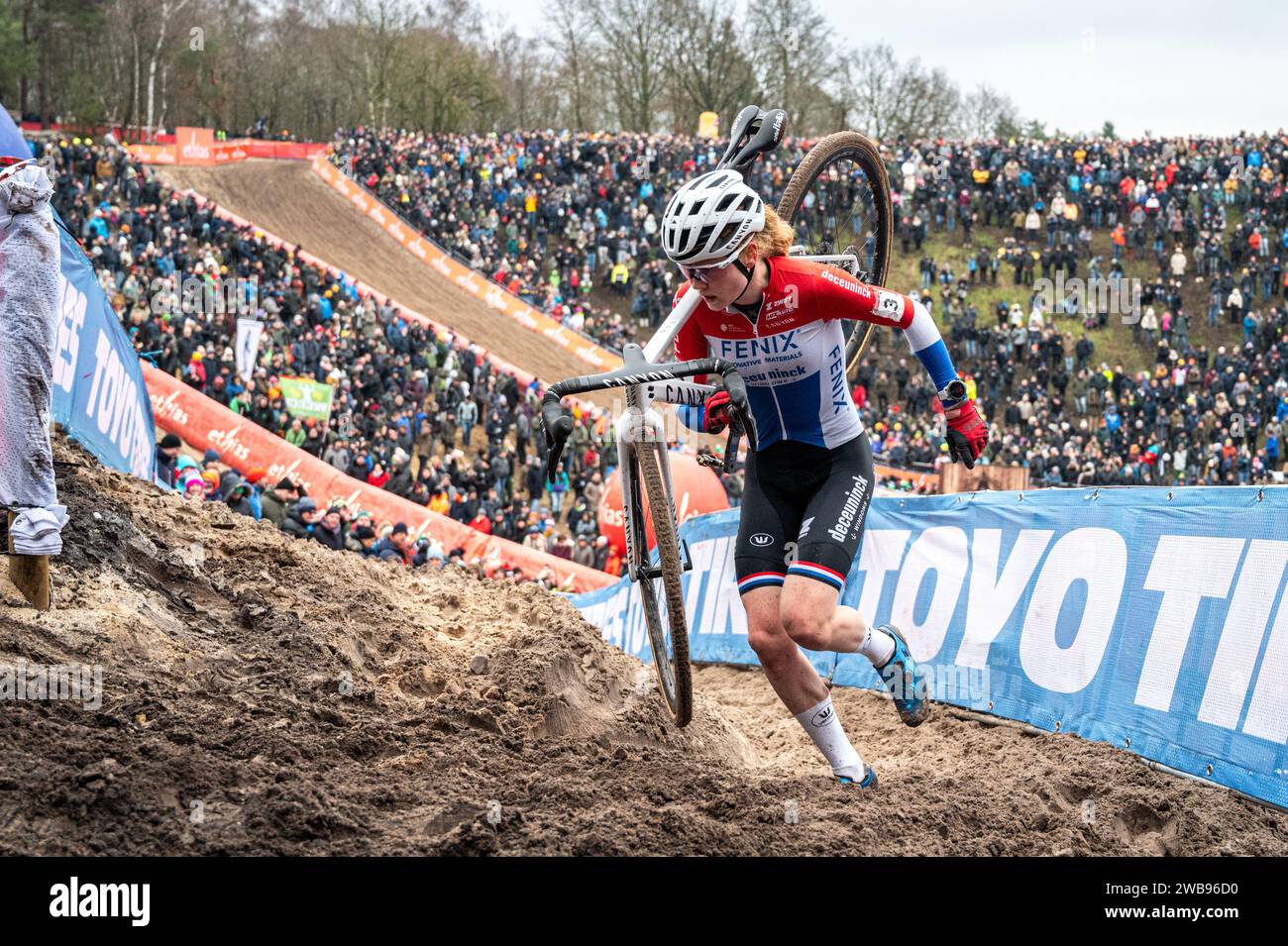 Puck Pieterse trägt ihr Fahrrad in de Kuil bei der UCI Cyclocross World Cup - Zonhoven Stockfoto