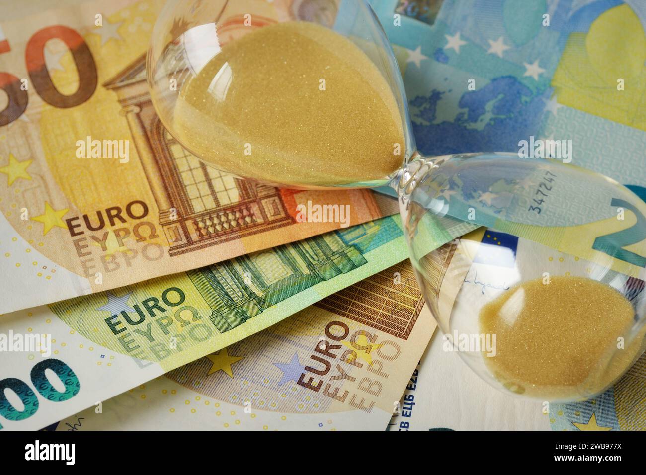 Nahaufnahme der Sanduhr auf Euro-Banknoten - Begriff von Zeit und Geld Stockfoto