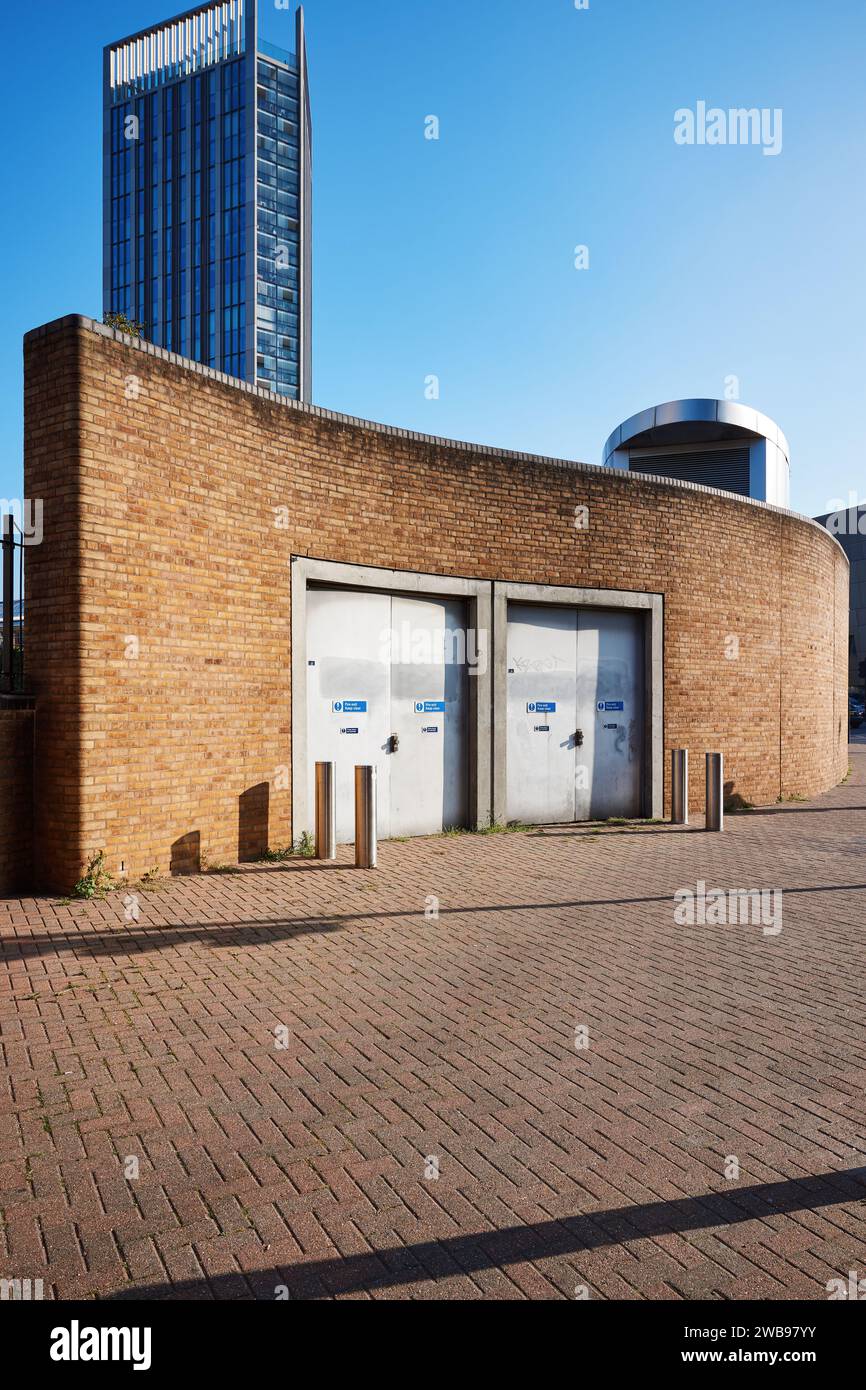 Geschwungenes Backsteingebäude, gelb, bei Canada Water Station; Surrey Quays Road, London, Großbritannien Stockfoto
