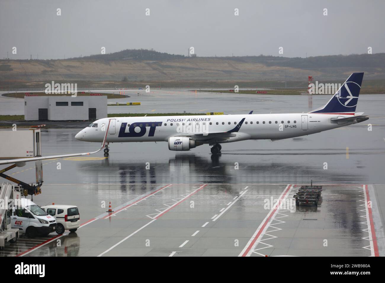 ISTANBUL, TÜRKEI - 11. APRIL 2023: LOT Polish Airlines Embraer 195 am Flughafen Istanbul, einem der meistbefahrenen Flughäfen der Welt. Stockfoto