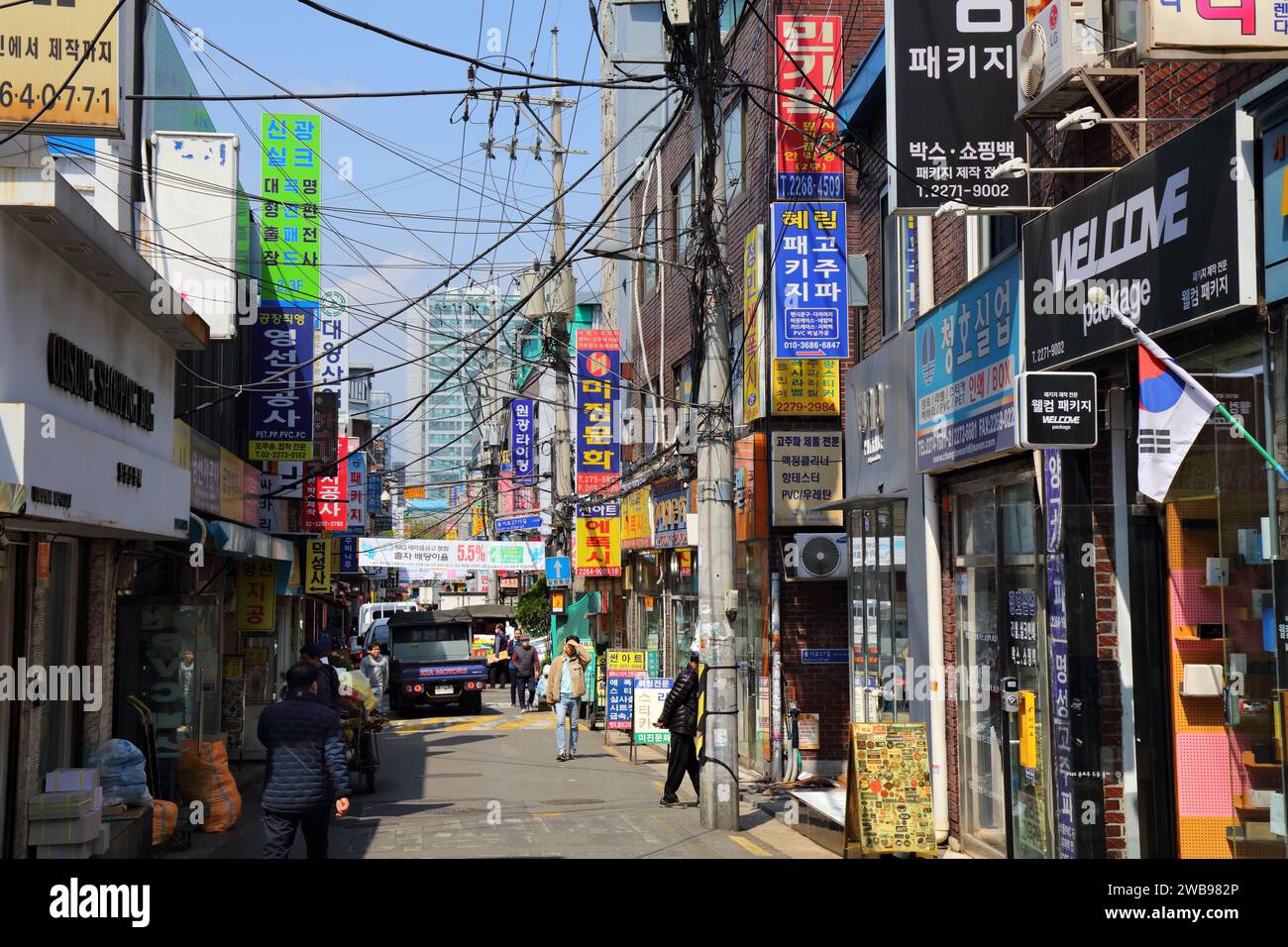 SEOUL, SÜDKOREA - 7. APRIL 2023: Menschen besuchen die Straße Jugyo-dong, die sich auf Verpackungen, Kartons und Werbematerialien in Jung-gu spezialisiert hat Stockfoto