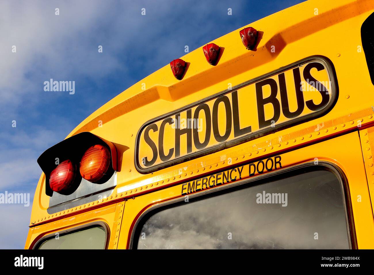 „Sparrow“ ist ein American International 3800 DT 466E Bluebird Bodied School Bus mit einem Innenraum, der die Devon Gin & Rum Schule fördert. Stockfoto