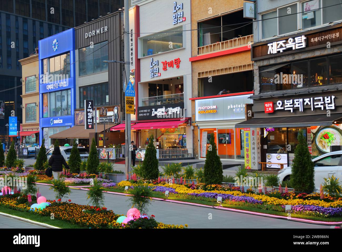 BUSAN, SÜDKOREA - 29. MÄRZ 2023: Menschen besuchen Haeundae District in Busan City, Südkorea. Stockfoto