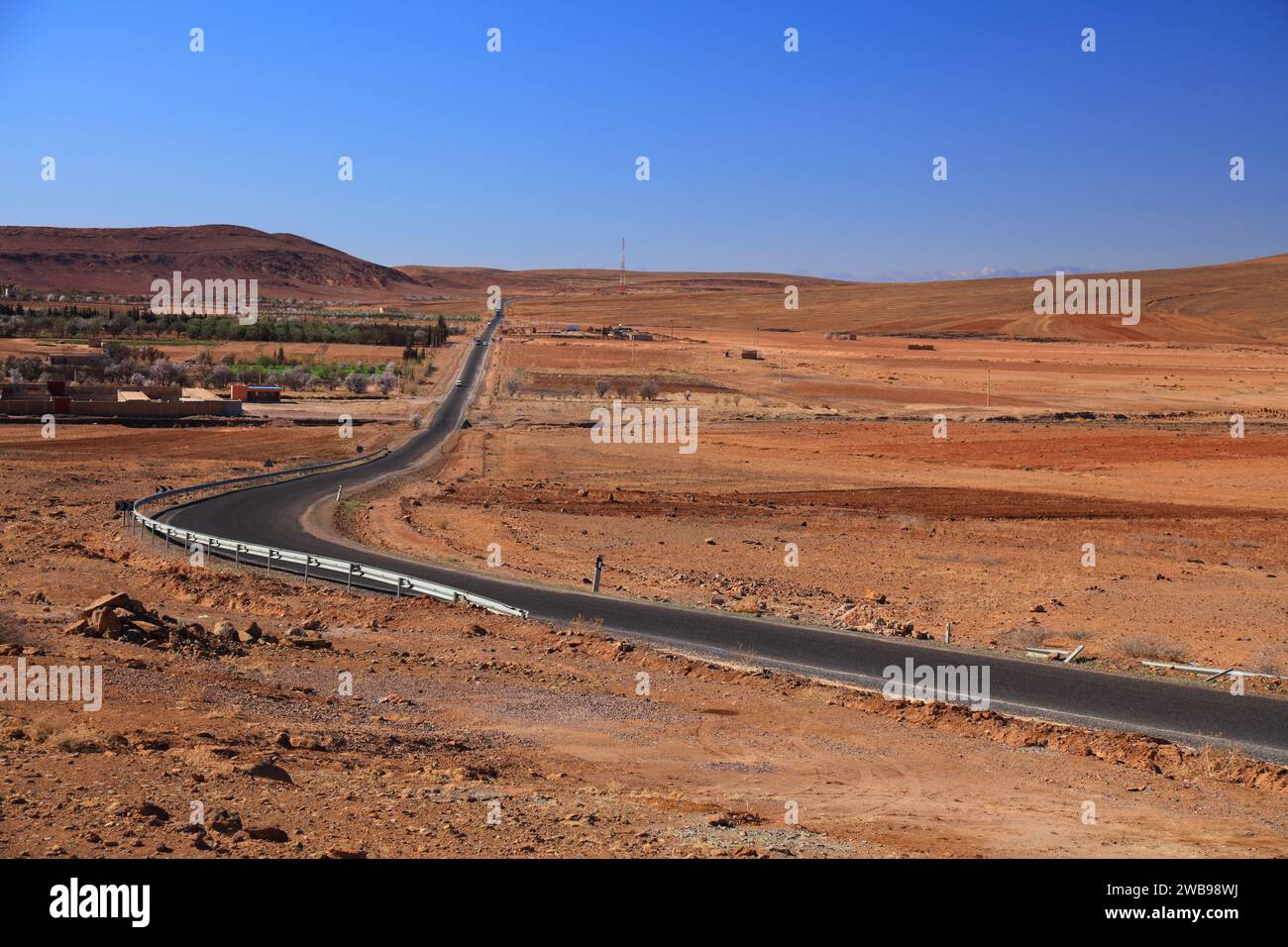 Marokko Wüstenstraße in der Provinz Ouarzazate. Straßenkurve. Stockfoto