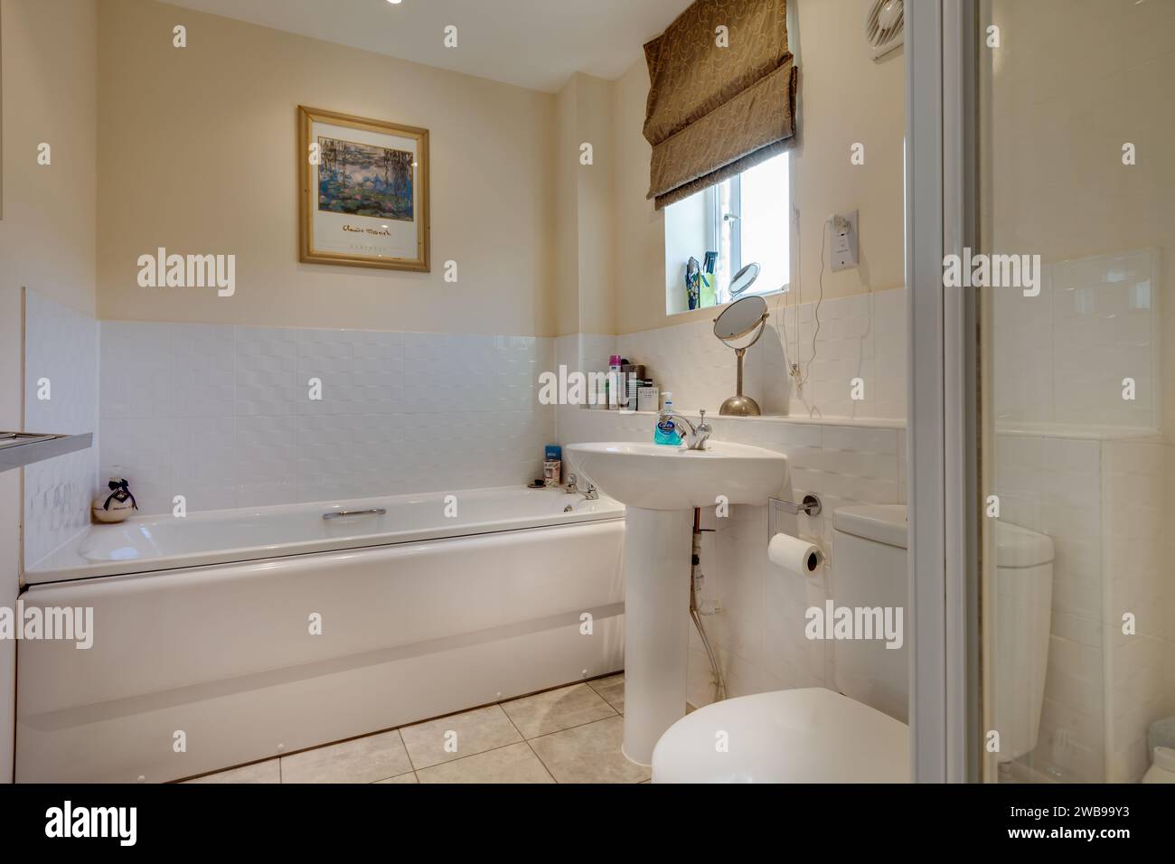 Cambridge, England - 16. September 2015: Traditionelles, modernes Badezimmer mit teilweise gefliesten Wänden Stockfoto