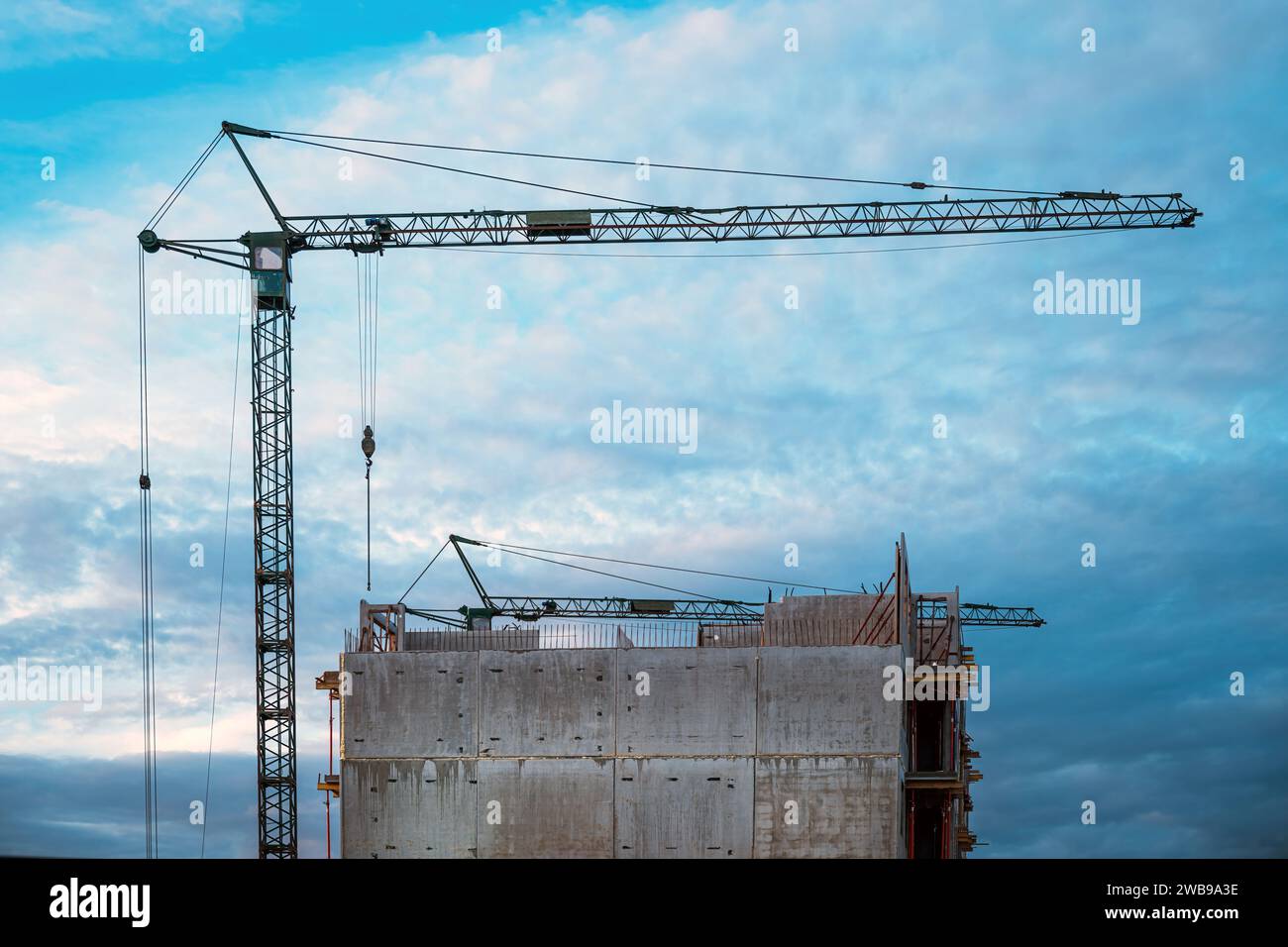 Hohe Fertigbaustelle für Wohngebäude mit altem Kran, selektiver Fokus Stockfoto