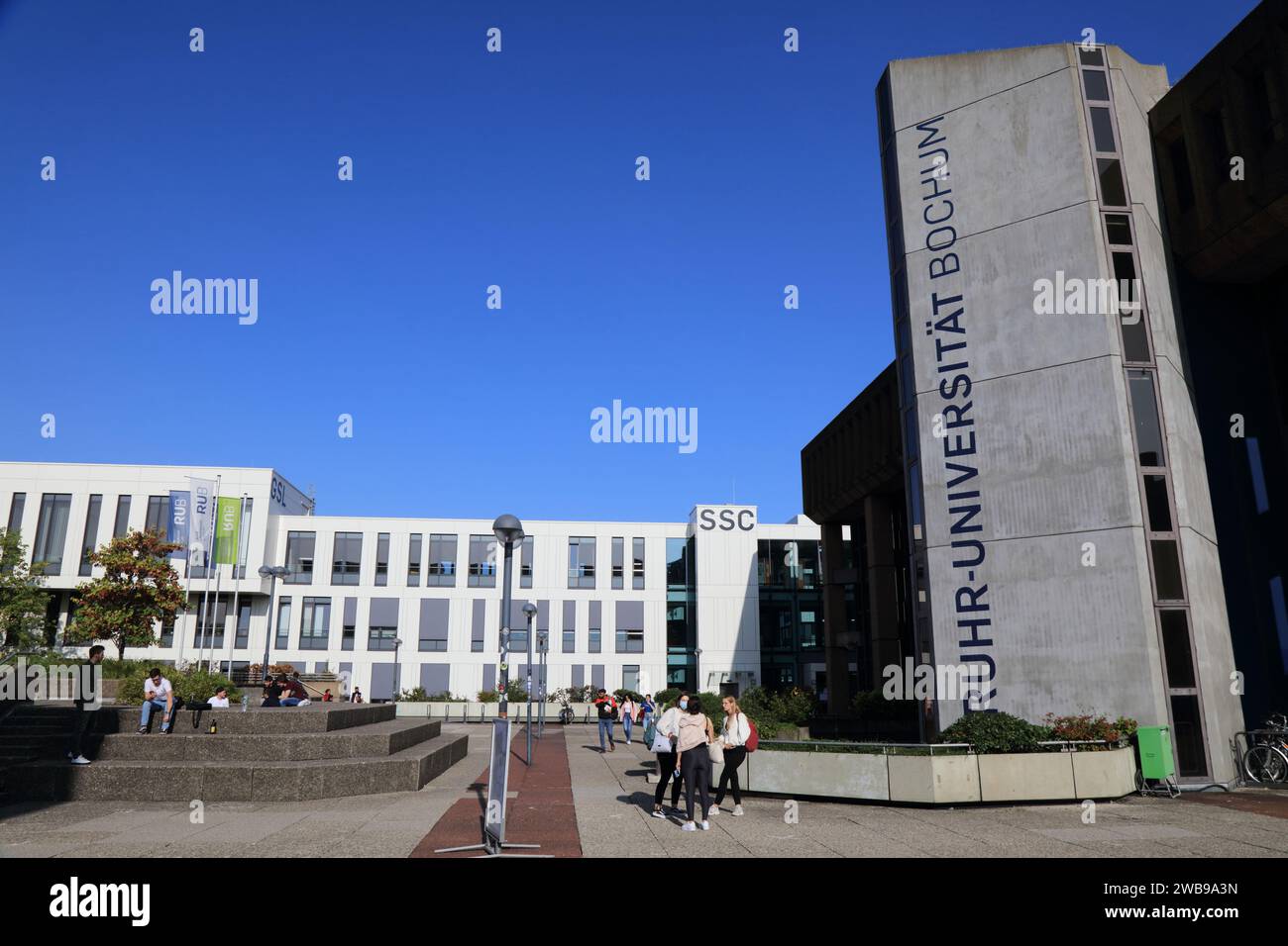 BOCHUM, 17. SEPTEMBER 2020: Menschen besuchen die Ruhr-Universität Bochum. Mit 42,425 Studierenden ist sie die achtgrößte Universität Deutschlands. Stockfoto