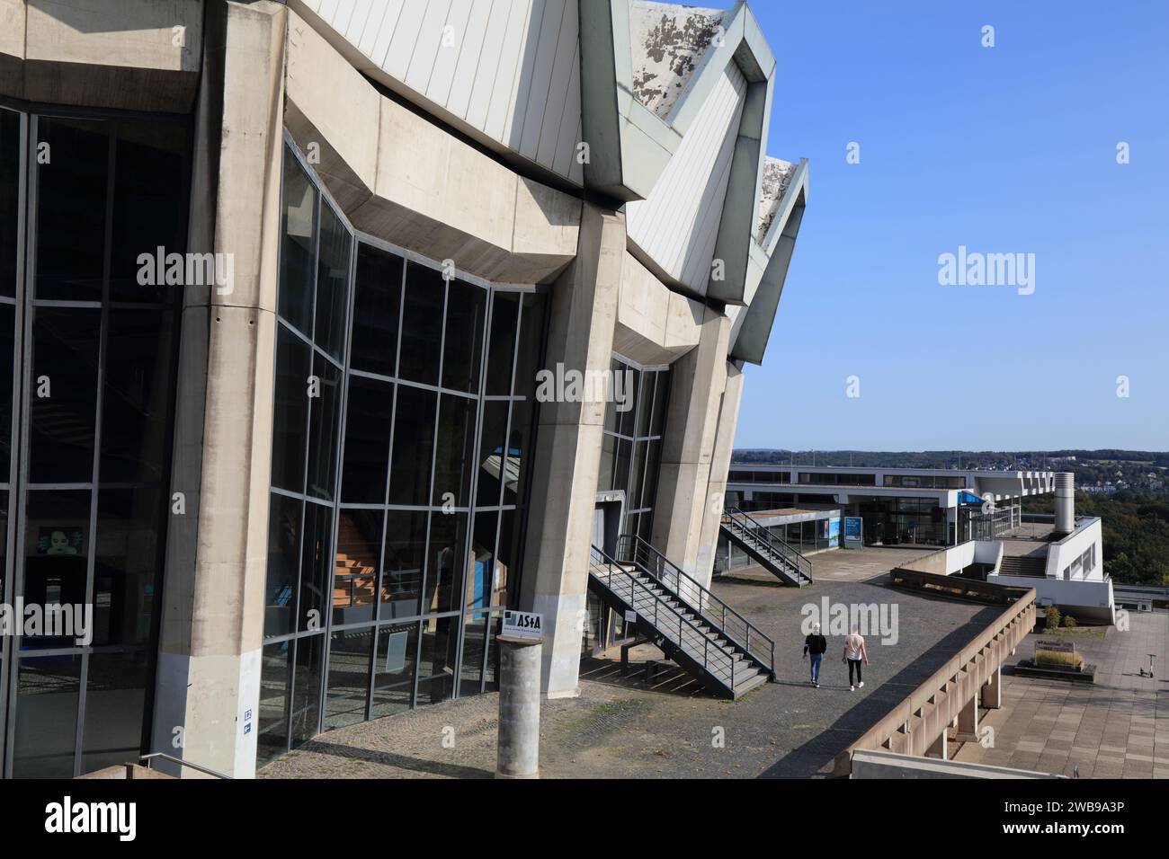 BOCHUM - 17. SEPTEMBER 2020: Menschen gehen am Audimax-Gebäude der Ruhr-Universität Bochum vorbei. Mit 42.425 Schülern ist es die achtgrößte universi Stockfoto