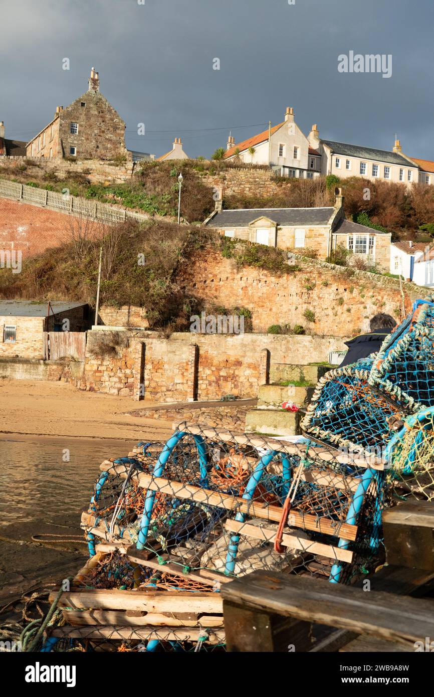 Hummer- und Krabbentöpfe im kleinen geschützten Hafen im schottischen Fischerdorf Crail East Neuf Fife Schottland Stockfoto