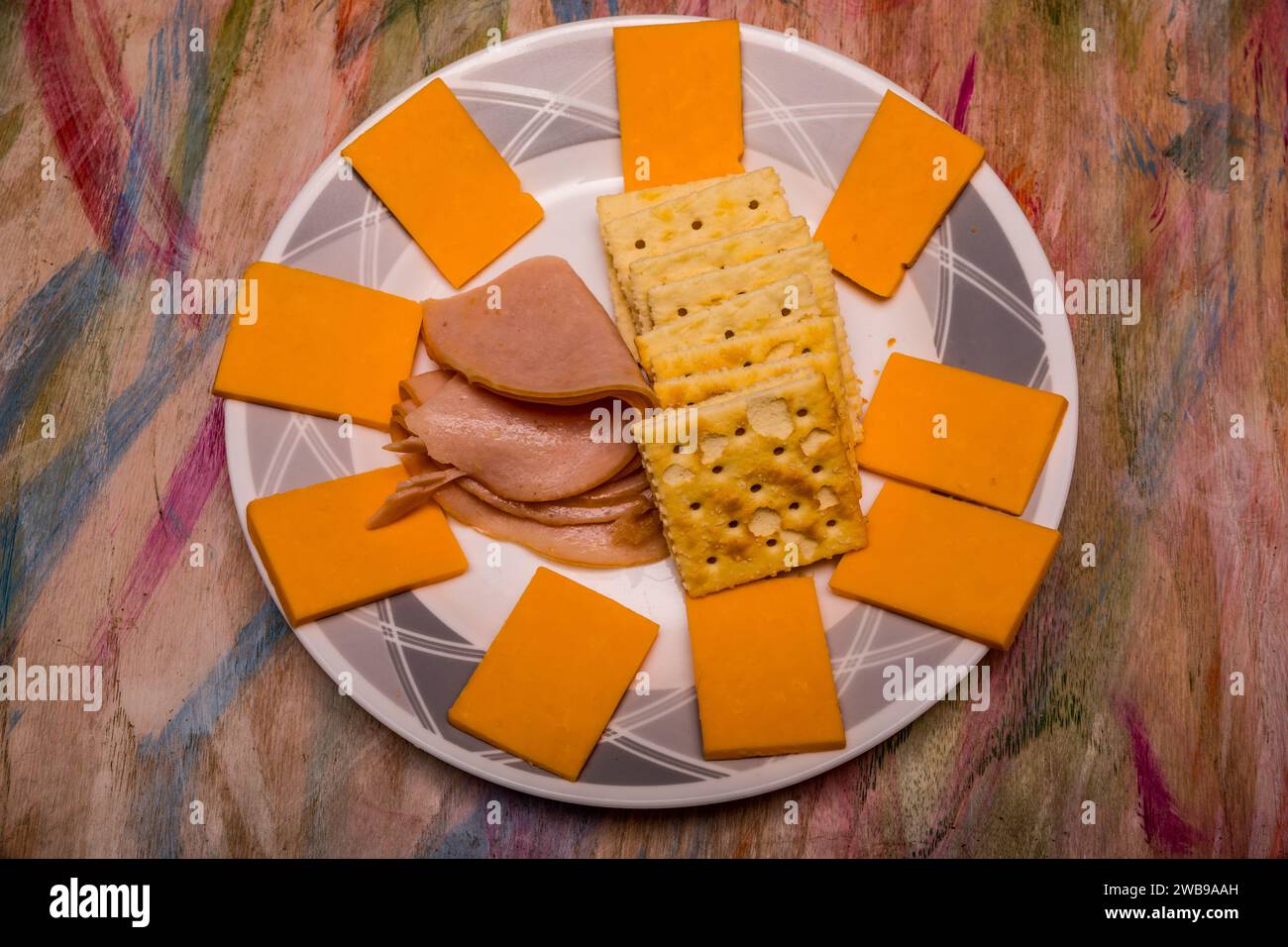 Ein Snack-Teller mit Cheddar-Käse mit geräuchertem putenfleisch und Soda-Crackern Stockfoto