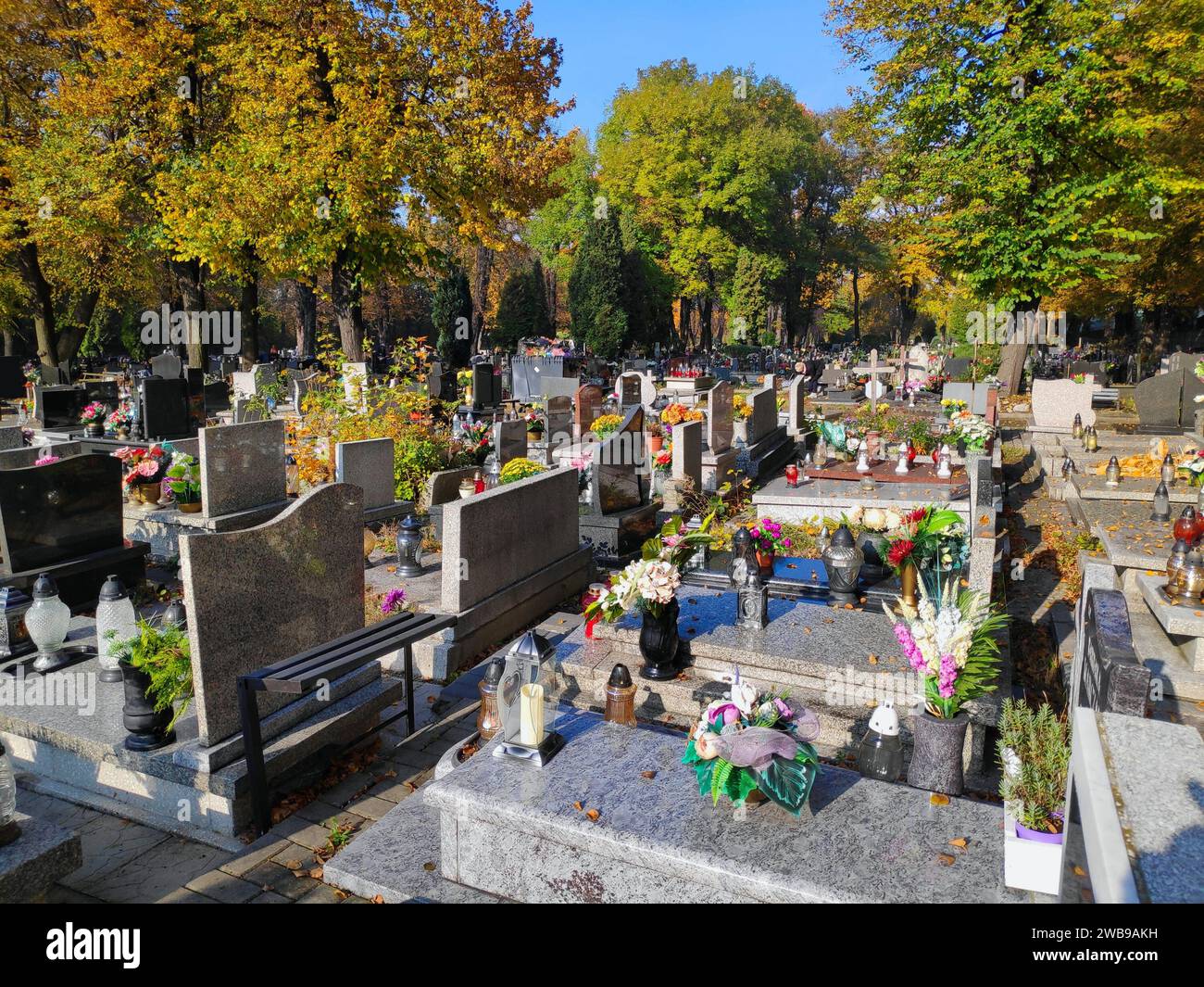 Grabkerzen auf einem Grab in Polen. Typische Friedhofsdekoration für Allerheiligen (Dzien Wszystkich Swietych) in Polen. Stockfoto