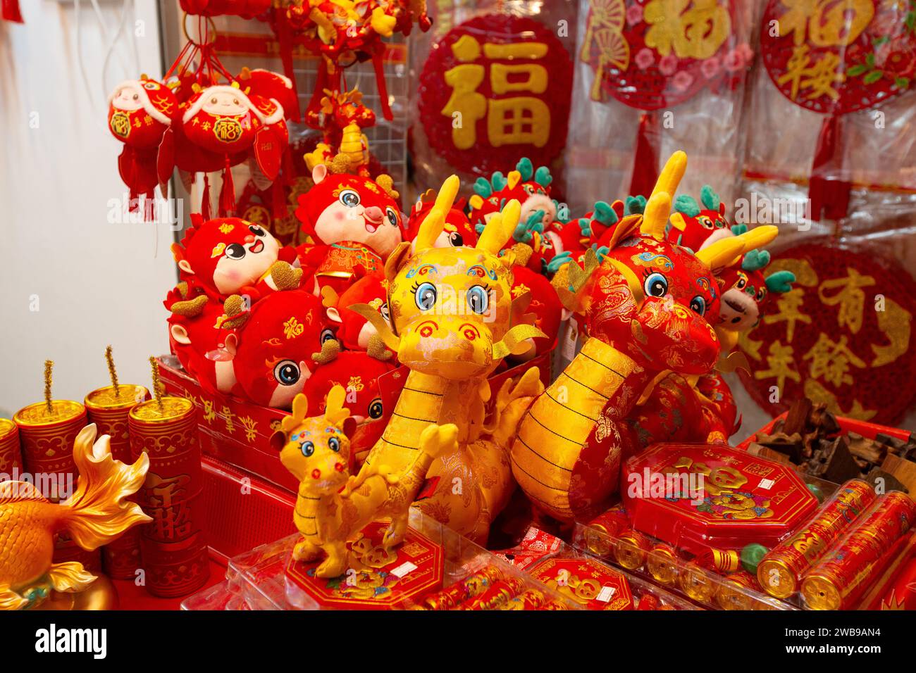 Chinesisches Neujahrszodiac-Thema Drachenstil Plushie auf der Ausstellung, um für Haus- und Bürodekoration für reichlich Glück, Singapur zurückzukaufen. 2024. Stockfoto