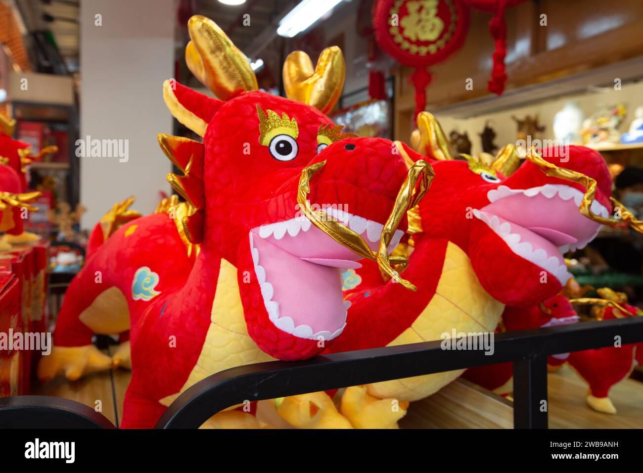 Chinesisches Neujahrszodiac-Thema Drachenstil Plushie auf der Ausstellung, um für Haus- und Bürodekoration für reichlich Glück, Singapur zurückzukaufen. 2024. Stockfoto