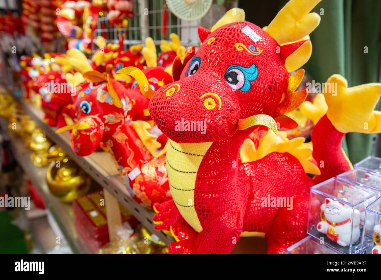 Chinesisches Neujahrszodiac-Thema Drachenstil Plushie auf der Ausstellung, um für Haus- und Bürodekoration für reichlich Glück, Singapur zurückzukaufen. 2024. Stockfoto