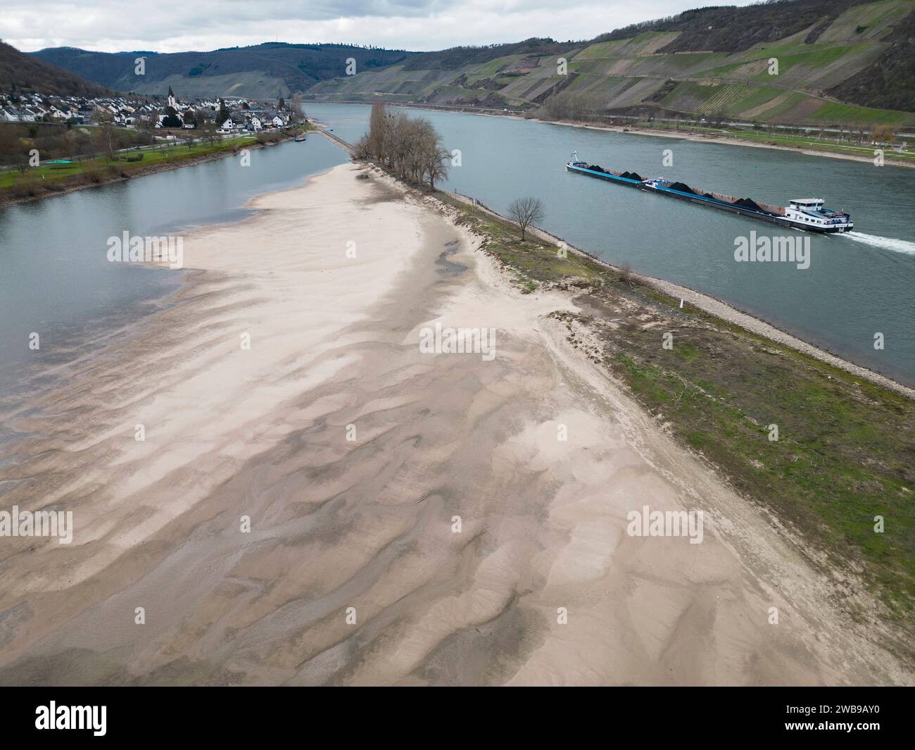 Trockenheim am Rhein 26.02.2023 Osterspai Trockenheim, bereits im Februar führt der Rhein weniger Wasser, Sandbänke kommen zum Vorschein. Osterspai Osterspai Rheinland-Pfalz Deutschland *** Trockenheim am Rhein 26 02 2023 Osterspai Trockenheim, der Rhein transportiert bereits im Februar weniger Wasser, Sandbänke entstehen Osterspai Osterspai Rheinland-Pfalz Deutschland Stockfoto