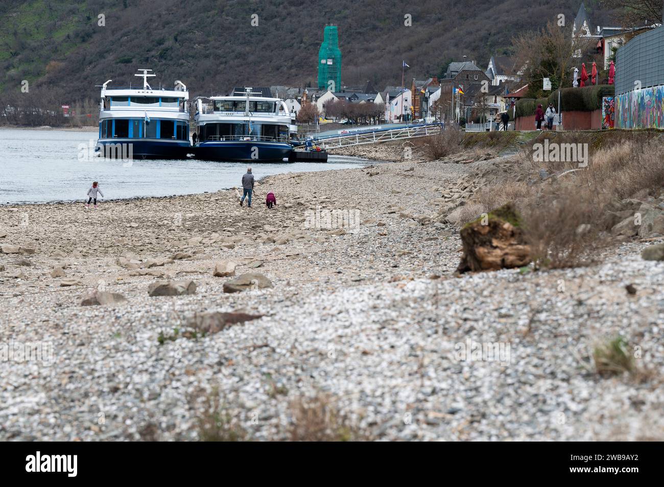 Trockenheim am Rhein 26.02.2023 Kamp-Bornhofen Trockenheim, bereits im Februar führt der Rhein weniger Wasser, Sandbänke kommen zum Vorschein. Kamp-Bornhofen Kamp-Bornhofen Rheinland-Pfalz Deutschland *** Trockenheim am Rhein 26 02 2023 Kamp Bornhofen Trockenheim, der Rhein hat bereits im Februar weniger Wasser, Sandbänke entstehen Kamp Bornhofen Kamp Bornhofen Rheinland-Pfalz Deutschland Stockfoto