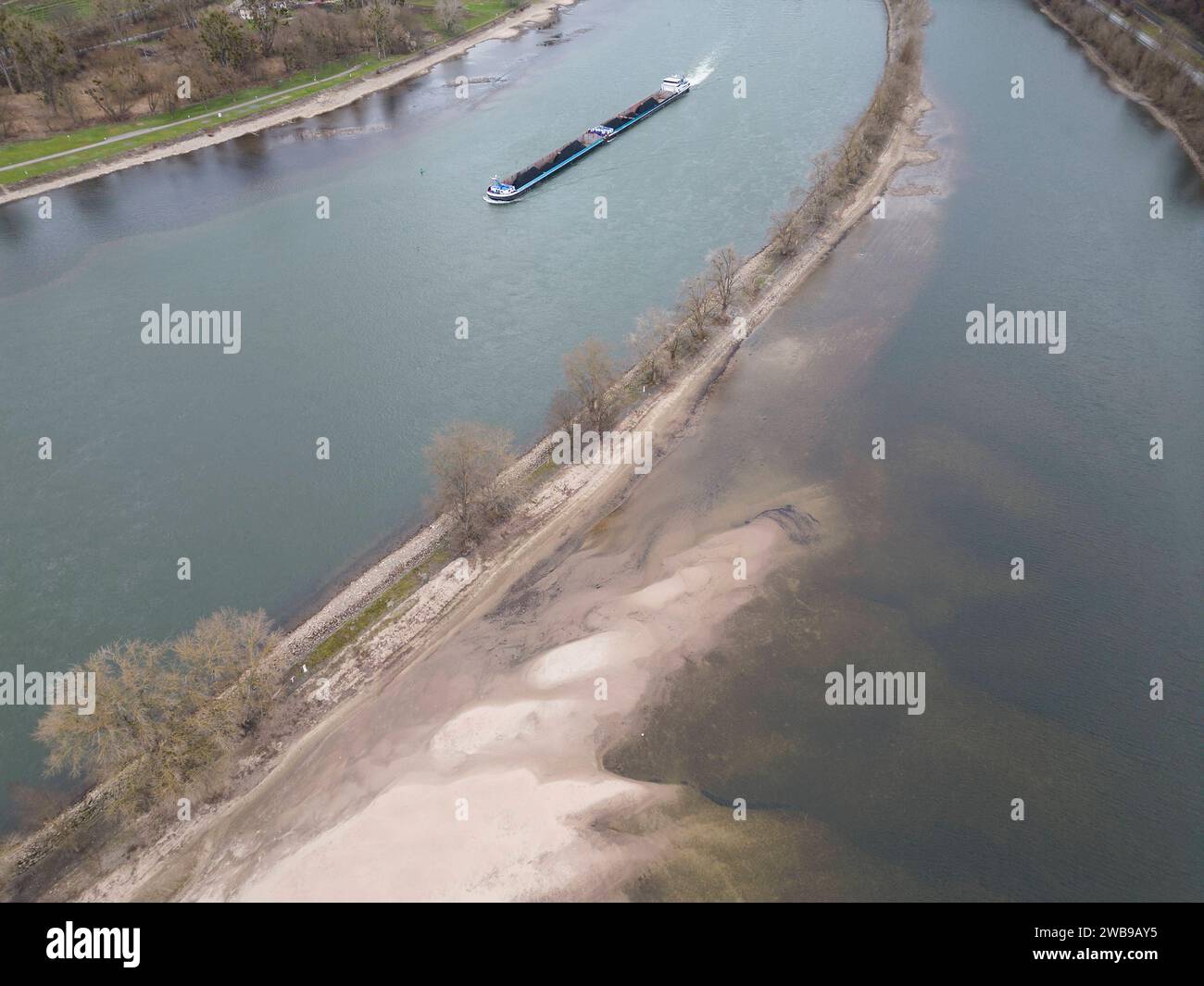 Trockenheim am Rhein 26.02.2023 Osterspai Trockenheim, bereits im Februar führt der Rhein weniger Wasser, Sandbänke kommen zum Vorschein. Osterspai Osterspai Rheinland-Pfalz Deutschland *** Trockenheim am Rhein 26 02 2023 Osterspai Trockenheim, der Rhein transportiert bereits im Februar weniger Wasser, Sandbänke entstehen Osterspai Osterspai Rheinland-Pfalz Deutschland Stockfoto