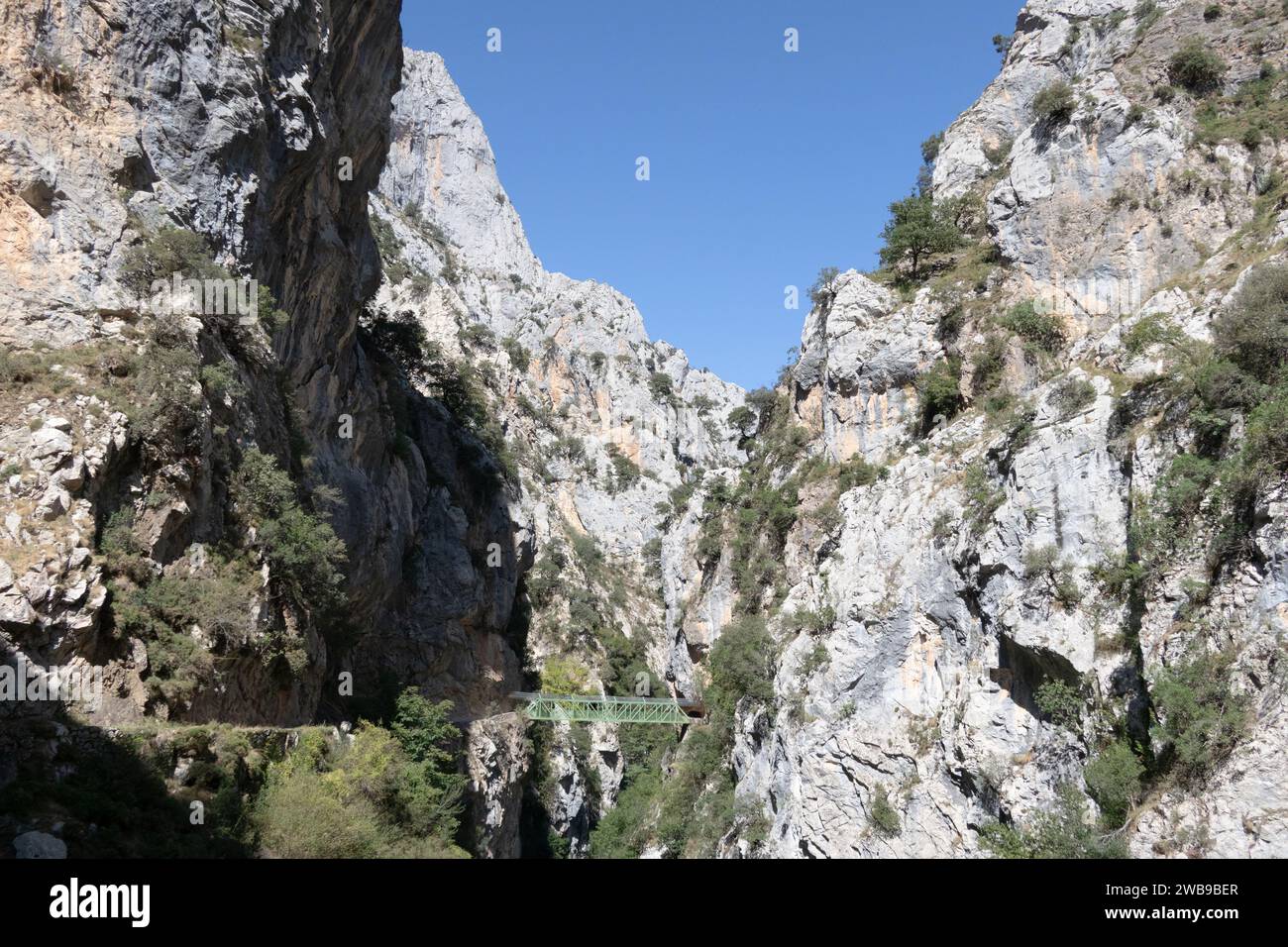 Puente de Los Rebecos Asturias Kastilien und Leon Puente de Los Rebecos Asturias Kastilien und Leon. Wanderroute in den atemberaubenden Bergen und Landschaften Stockfoto