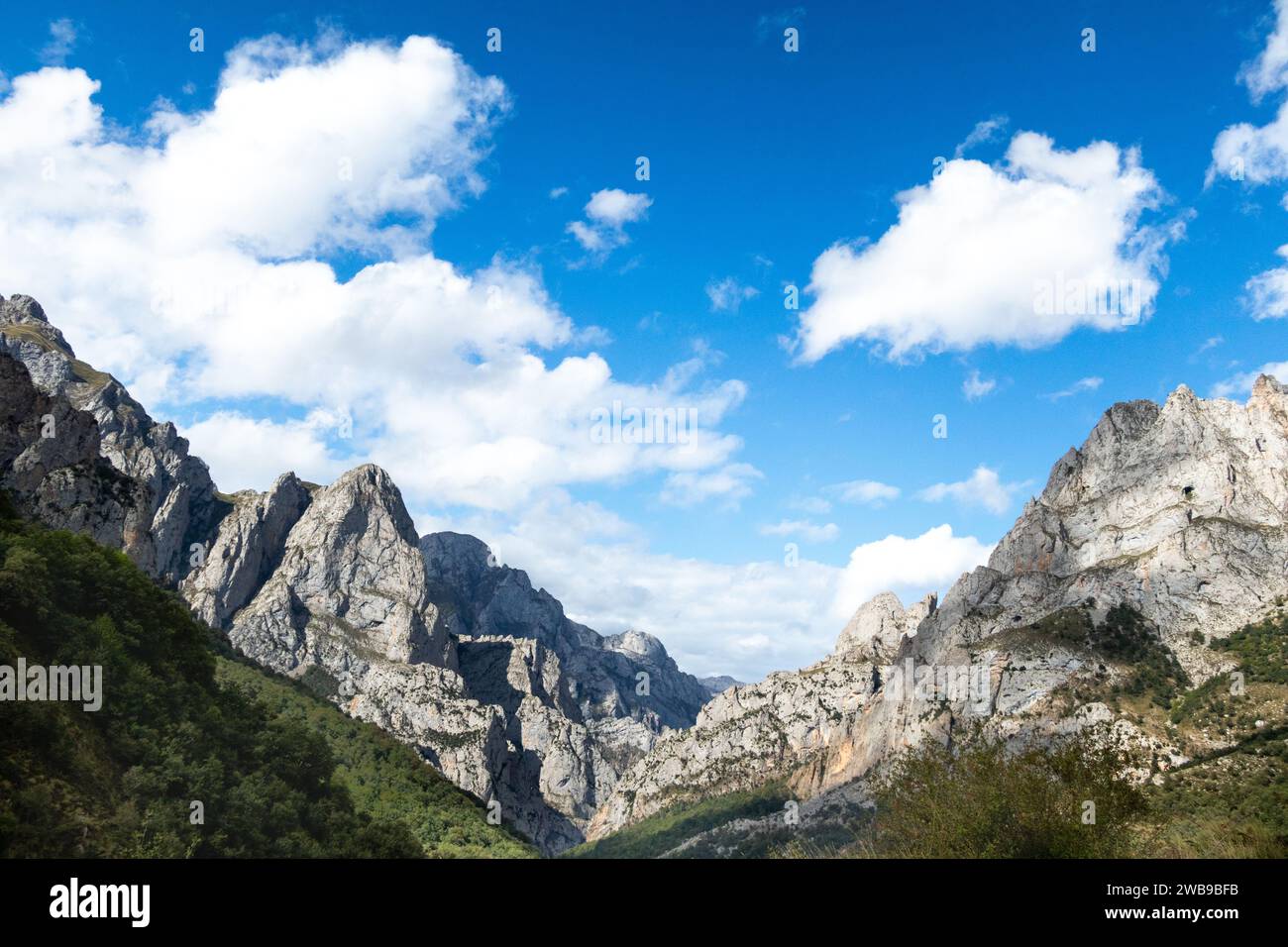 Spektakuläre Gipfel des Nationalparks Picos de Europe Nordspanien Stockfoto