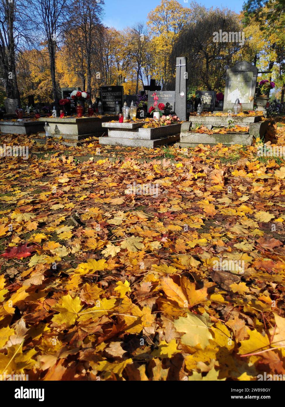 BYTOM, POLEN - 25. OKTOBER 2020: Kerzen an den Gräbern auf einem Friedhof zum Allerheiligen (Wszystkich Swietych) in Polen. Stockfoto
