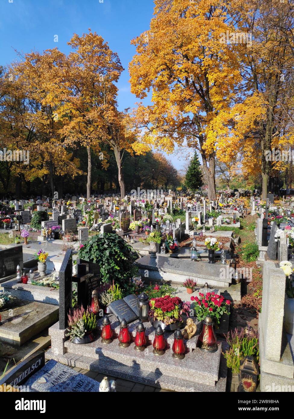 BYTOM, POLEN - 25. OKTOBER 2020: Kerzen an den Gräbern auf einem Friedhof zum Allerheiligen (Wszystkich Swietych) in Polen. Stockfoto
