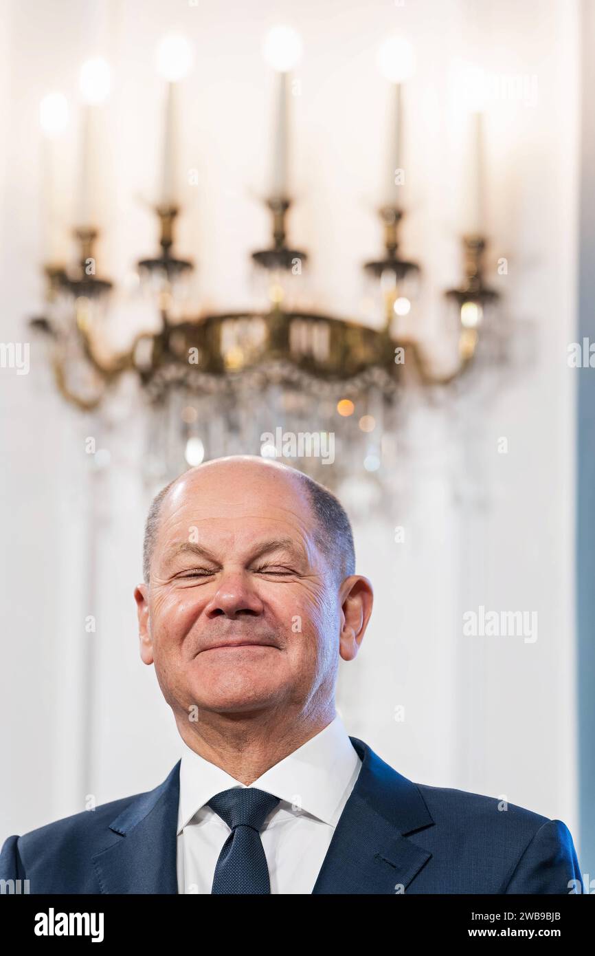 09.01.2024,Berlin,Schloss Bellevue,Neujahrsempfang des Bundespräsidenten Frank-Walter-Steinmeier für Repräsentanten des öffentlichen Lebens und rund 60 engagierte Bürgerinnen und Bürger aus allen Bundesländern.Foto:Bundeskanzler OLAF Scholz SPD *** 09 01 2024,Berlin,Schloss Bellevue,Neujahrsempfang von Bundespräsident Frank Walter Steinmeier für Vertreter der Öffentlichkeit Leben und rund 60 engagierte Bürger aus allen bundesländern Foto Bundeskanzler Olaf Scholz SPD Stockfoto