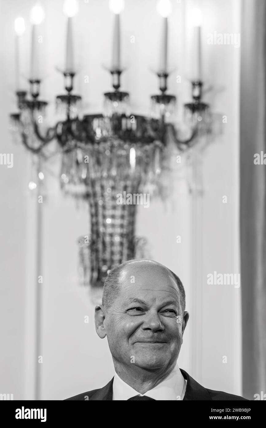 09.01.2024,Berlin,Schloss Bellevue,Neujahrsempfang des Bundespräsidenten Frank-Walter-Steinmeier für Repräsentanten des öffentlichen Lebens und rund 60 engagierte Bürgerinnen und Bürger aus allen Bundesländern.Foto:Bundeskanzler OLAF Scholz SPD *** 09 01 2024,Berlin,Schloss Bellevue,Neujahrsempfang von Bundespräsident Frank Walter Steinmeier für Vertreter der Öffentlichkeit Leben und rund 60 engagierte Bürger aus allen bundesländern Foto Bundeskanzler Olaf Scholz SPD Stockfoto