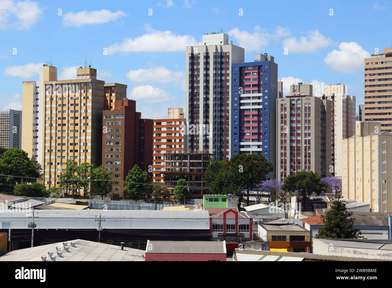 Curitiba City, Brasilien - Moderne Skyline der Stadt. Hohe Appartementgebäude. Stockfoto