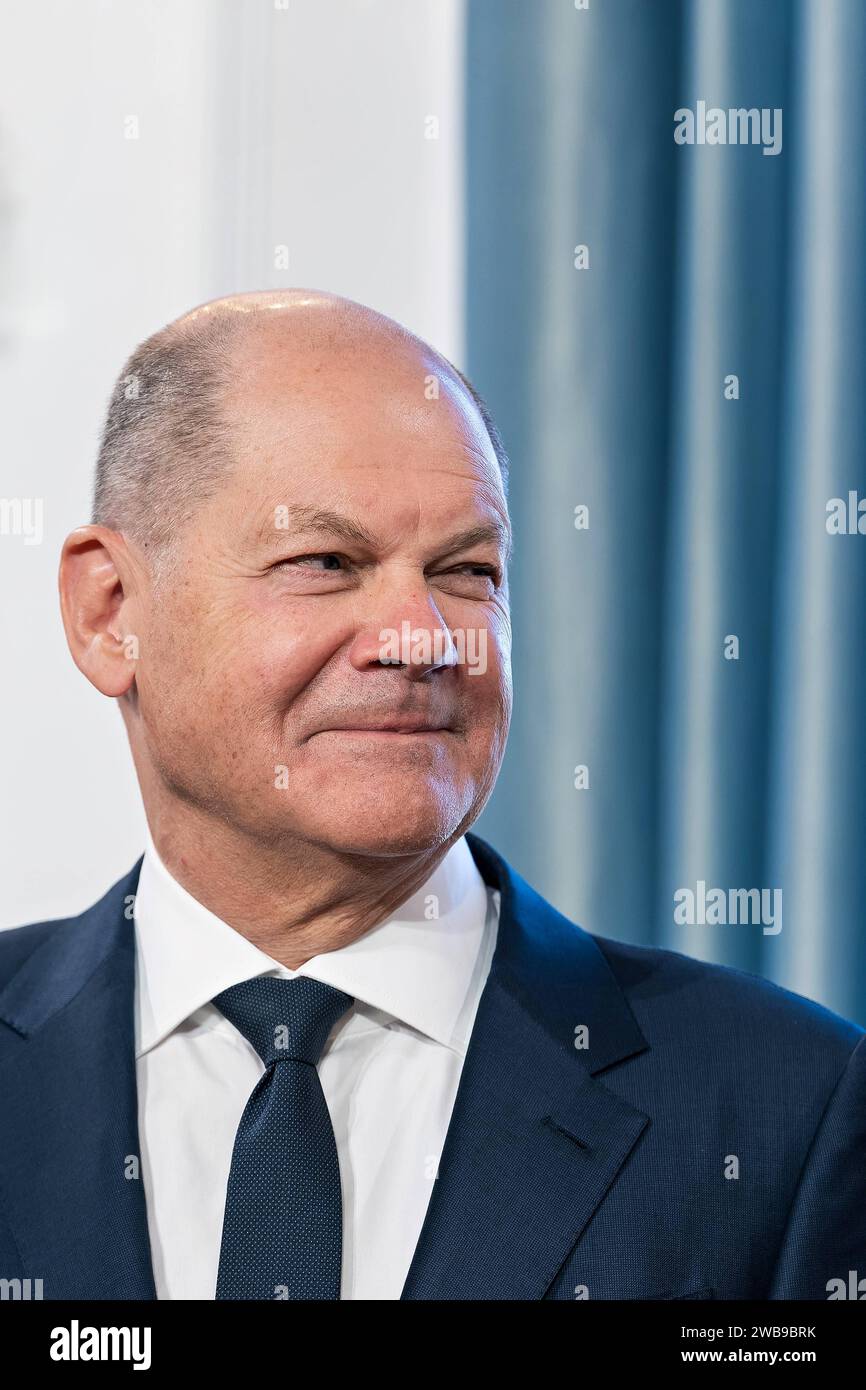 09.01.2024,Berlin,Schloss Bellevue,Neujahrsempfang des Bundespräsidenten Frank-Walter-Steinmeier für Repräsentanten des öffentlichen Lebens und rund 60 engagierte Bürgerinnen und Bürger aus allen Bundesländern.Foto:Bundeskanzler OLAF Scholz SPD *** 09 01 2024,Berlin,Schloss Bellevue,Neujahrsempfang von Bundespräsident Frank Walter Steinmeier für Vertreter der Öffentlichkeit Leben und rund 60 engagierte Bürger aus allen bundesländern Foto Bundeskanzler Olaf Scholz SPD Stockfoto