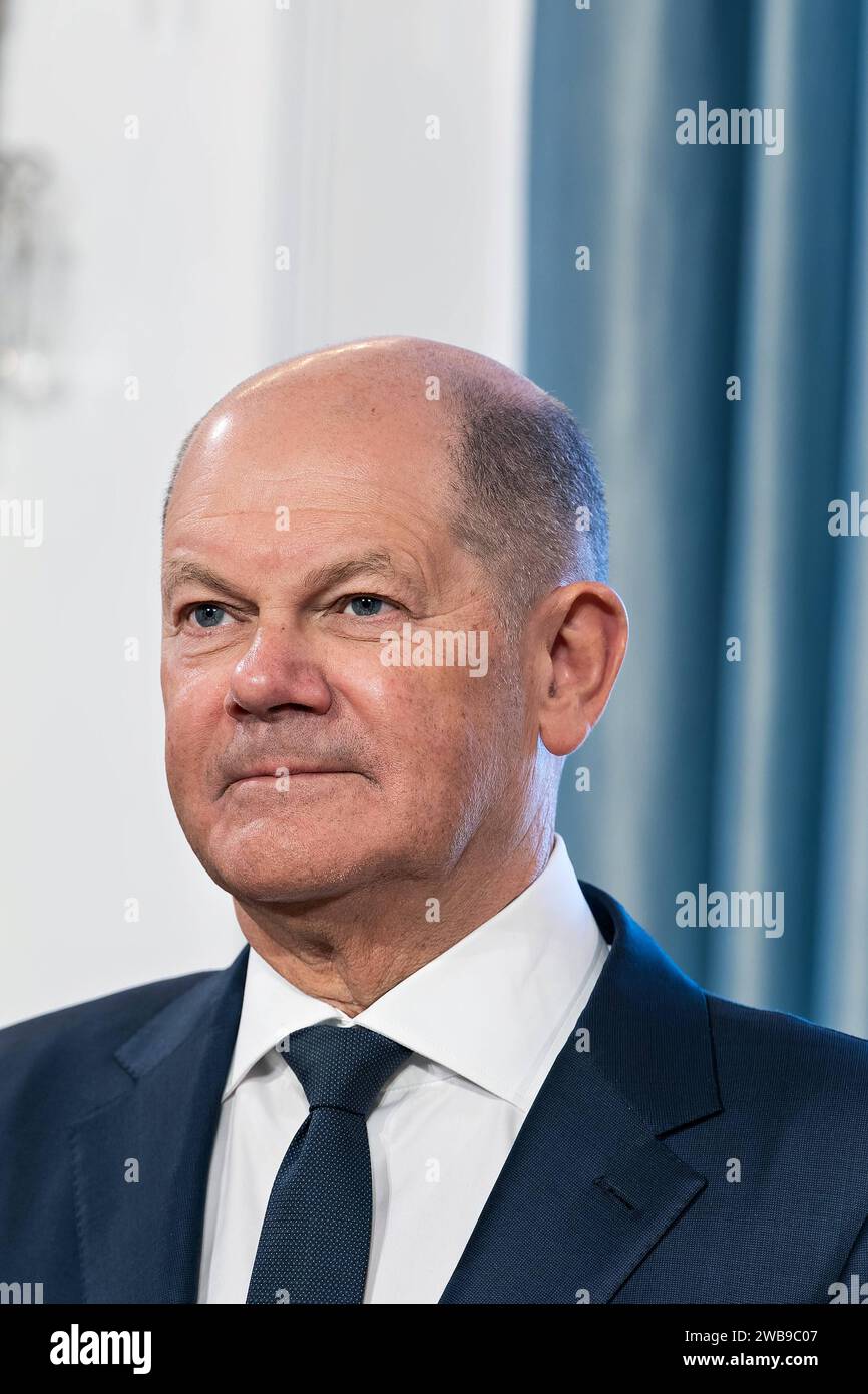 09.01.2024,Berlin,Schloss Bellevue,Neujahrsempfang des Bundespräsidenten Frank-Walter-Steinmeier für Repräsentanten des öffentlichen Lebens und rund 60 engagierte Bürgerinnen und Bürger aus allen Bundesländern.Foto:Bundeskanzler OLAF Scholz SPD *** 09 01 2024,Berlin,Schloss Bellevue,Neujahrsempfang von Bundespräsident Frank Walter Steinmeier für Vertreter der Öffentlichkeit Leben und rund 60 engagierte Bürger aus allen bundesländern Foto Bundeskanzler Olaf Scholz SPD Stockfoto